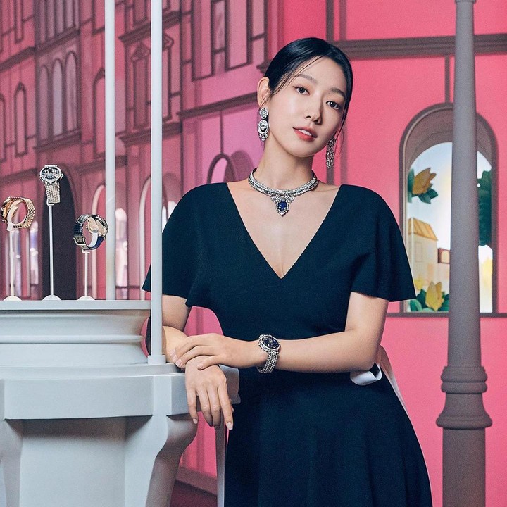 <p>Dalam unggahan tersebut, Park Shin Hye terlihat hadir dalam acara sebuah brand perhiasan mewah, Van Cleef & Arpels. Ini menjadi penampilan perdananya usai melahirkan pada 31 Mei 2022, Bunda. (Foto: Instagram @ssinz7)<br /><br /><br /></p>