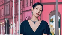 <p>Dalam unggahan tersebut, Park Shin Hye terlihat hadir dalam acara sebuah brand perhiasan mewah, Van Cleef &amp; Arpels. Ini menjadi penampilan perdananya usai melahirkan pada 31 Mei 2022, Bunda. (Foto: Instagram @ssinz7)<br /><br /><br /></p>