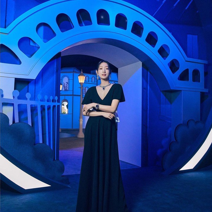 <p>Aktris Park Shin Hye kembali muncul ke hadapan publik pasca melahirkan anak pertamanya, Bunda. Usai persalinan 7 bulan yang lalu, penampilan istri aktor Choi Tae Joon ini menuai pujian. (Foto: Instagram @ssinz7)<br /><br /><br /></p>