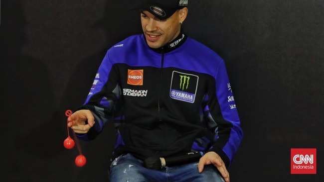 Video Franco Morbidelli unjuk kebolehan bermain lato-lato saat peluncuran motor Yamaha menjadi viral di dunia maya.