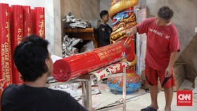 FOTO: Sosok di Balik Keindahan Kaligrafi Lilin Imlek