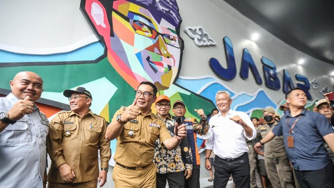 Gubernur Jawa Barat Ridwan Kamil bersama Wali Kota Depok M Idris meresmikan Underpass Dewi Sartika Kota Depok Selasa (17/1) petang.