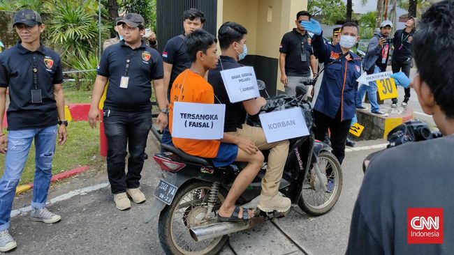 Berkas perkara kedua tersangka digabungkan menjadi satu berkas meskipun salah satu tersangka diketahui masih di bawah umur.