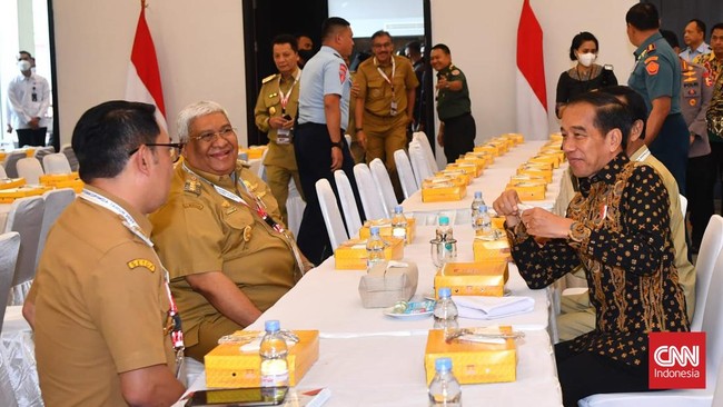 Presiden Jokowi duduk satu meja dengan Gubernur Jawa Barat Ridwan Kamil, Gubernur Sulawesi Tenggara hingga Sultan Yogyakarta saat menyantap nasi kotak.