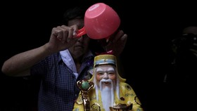 FOTO: Ritual Cuci Pantung Dewa Jelang Imlek