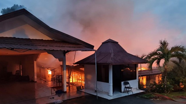 Rumah dinas Kapolda Papua Irjen Mathius Fakhiri terbakar pada Selasa (17/1) pagi. Tidak ada korban jiwa. Penyebab dan jumlah kerugian belum diketahui.