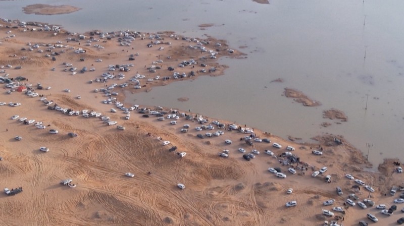 Salah satu lembah sungai terpanjang di Arab Saudi, Wadi Al-Rummah dipenuhi air. (AFP TV) Salah satu lembah sungai terpanjang di Arab Saudi, Wadi Al-Rummah dipenuhi air. (AFP TV)