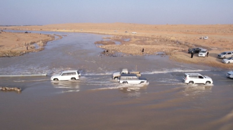 Salah satu lembah sungai terpanjang di Arab Saudi, Wadi Al-Rummah dipenuhi air. (AFP TV)