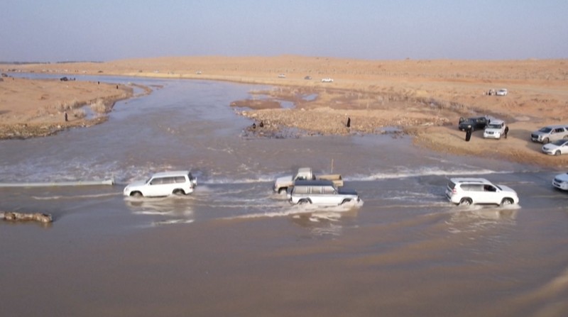 Salah satu lembah sungai terpanjang di Arab Saudi, Wadi Al-Rummah dipenuhi air. (AFP TV) Salah satu lembah sungai terpanjang di Arab Saudi, Wadi Al-Rummah dipenuhi air. (AFP TV)