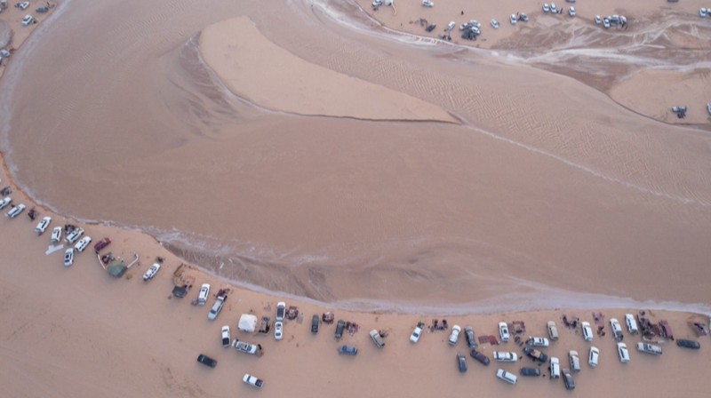 Salah satu lembah sungai terpanjang di Arab Saudi, Wadi Al-Rummah dipenuhi air. (AFP TV)