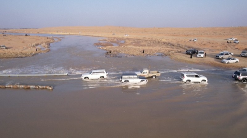 Salah satu lembah sungai terpanjang di Arab Saudi, Wadi Al-Rummah dipenuhi air. (AFP TV) Salah satu lembah sungai terpanjang di Arab Saudi, Wadi Al-Rummah dipenuhi air. (AFP TV)