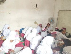SD dan MI Ampel Surabaya Disegel, Siswa Ngungsi Belajar di Rumah Guru