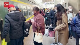 VIDEO: Mudik Imlek, Ribuan Warga Tiongkok Padati Stasiun Shanghai