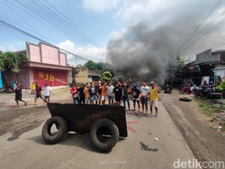 Perajin Batu Kapur Jember Blokade Jalan Tuntut SK Pengelolaan Gunung Sadeng