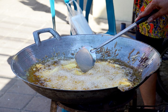 Cooking deep fried sliced banana thai style