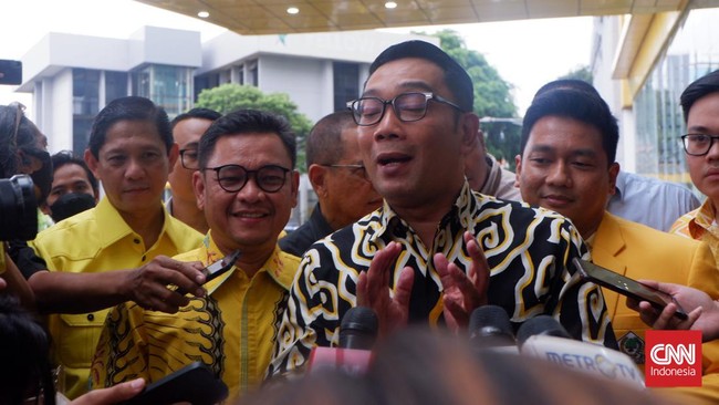 Gubernur Jawa Barat Ridwan Kamil (RK) resmi jadi kader Partai Golkar dan diberikan kartu tanda anggota serta jas kuning.