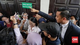 FOTO: Gaduh Pendukung di Sidang Tuntutan Bharada Eliezer