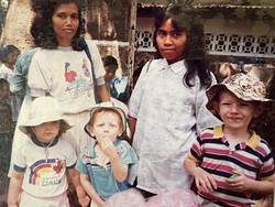 Inilah Bu Tin, Wanita Jombang Spesialis Pengasuh Anak-anak Bule