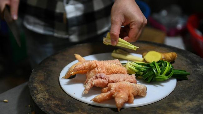 Tak sedikit orang yang bertanya-tanya soal apakah ceker ayam mengandung kolesterol atau tidak. Kamu bisa cek faktanya di sini.