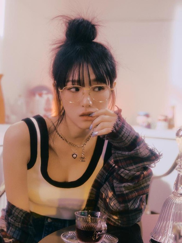 Choi Ye Na mengejutkan penggemar dengan salah satu penampilan barunya. Penyanyi cantik ini mengunggah foto dengan gaya yang lebih 'berani' lewat akun instagram pribadinya./ Foto: instagram.com/yena.jigumina