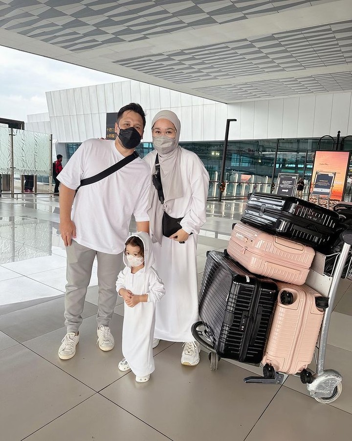 Merayakan ulang tahunnya yang ke-32, Dian Pelangi pergi umrah dengan keluarga kecilnya lho, Bun. Intip keharmonisan mereka dari potret berikut ini yuk, Bunda!