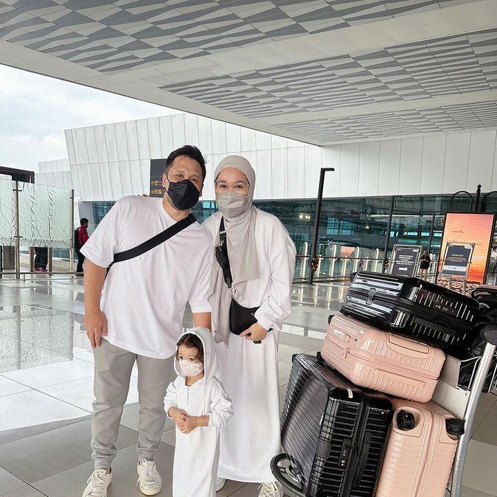 <p>Dian Pelangi bersama suaminya, Sandi Nasution  membawa anak semata wayang mereka, Rumi untuk mejalankan ibadah umrah. Mereka tampak berfoto di bandara dengan busana serba putih. (Foto: Instagram: @dianpelangi)</p>