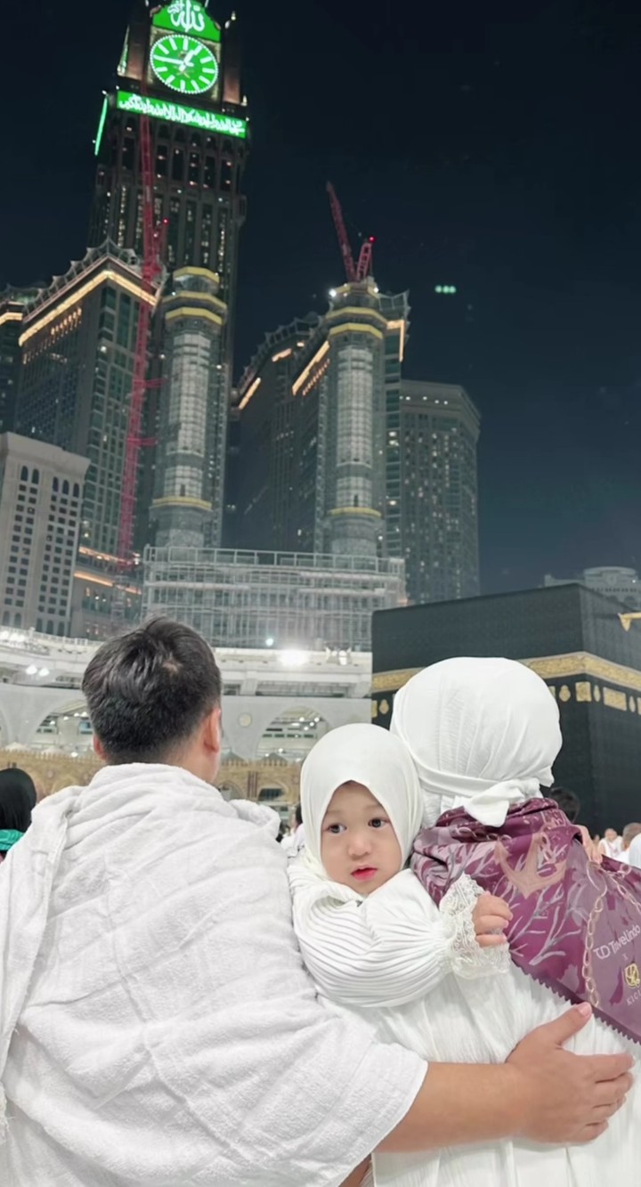 Merayakan ulang tahunnya yang ke-32, Dian Pelangi pergi umrah dengan keluarga kecilnya lho, Bun. Intip keharmonisan mereka dari potret berikut ini yuk, Bunda!