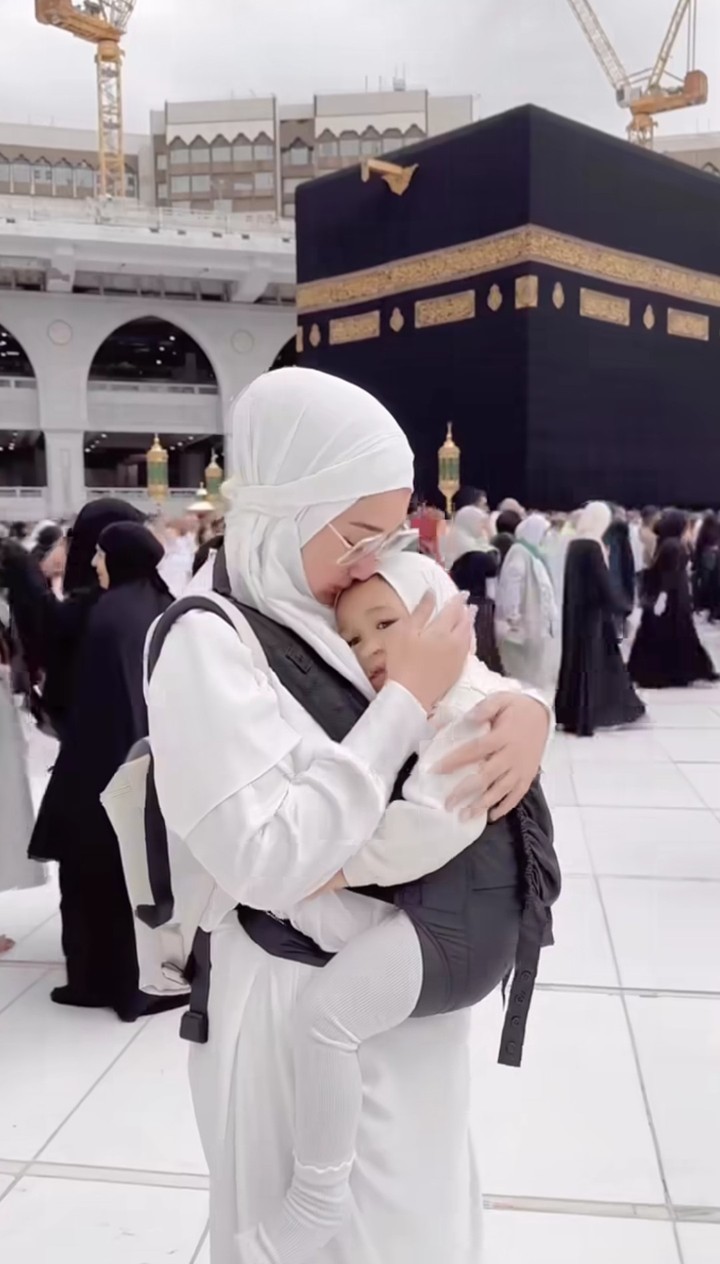 Merayakan ulang tahunnya yang ke-32, Dian Pelangi pergi umrah dengan keluarga kecilnya lho, Bun. Intip keharmonisan mereka dari potret berikut ini yuk, Bunda!