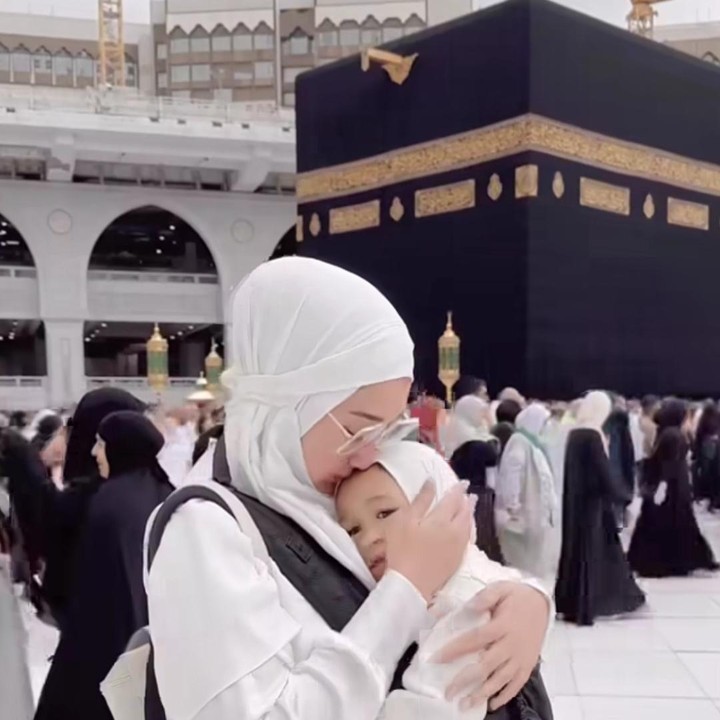 <p>Dian Pelangi juga membagikan keseruan Rumi selama di Tanah Suci. Melalu video Reels di akun Instagram Bundanya, Rumi terlihat sangat menikmati umrah pertamanya. (Foto: Instagram: @dianpelangi)</p>