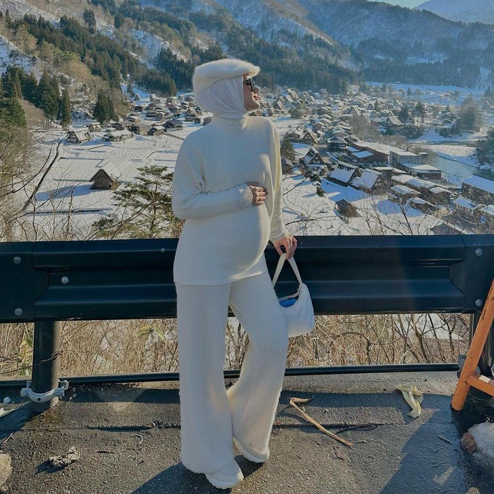 <p>Dalam foto yang diunggahnya, Dinda tampak modis mengenakan baju serba putih. Tampak pemandangan pegunungan indah di belakang Dinda. (Foto: Instagram @dindahw)</p>