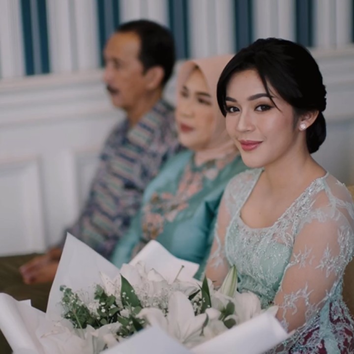 <p>Bunda ingat dengan Fay Nabila yang pernah menjadi finalis dalam ajang Indonesia Mencari Bakat? Belum lama ini, ia mengumumkan baru bertunangan. (Foto: Instagram @faynabilalxndr)<br /><br /><br /></p>