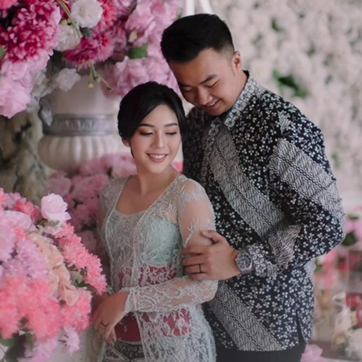 <p>Dalam unggahan tersebut, Fay Nabila tampil anggun dalam balutan kebaya. "Enggak nyangka hari ini akan tiba... Yang tadinya selalu diucap dalam doa, mulai terwujud satu persatu. The easiest <em>'Yes' i 've ever said</em>," tulisnya, dikutip dari akun @faynabilalxndr. (Foto: Instagram @faynabilalxndr)<br /><br /><br /></p>