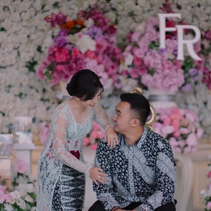 <p>Postingan ini berhasil membuat netizen kaget sekaligus turut merasa bahagia, Bunda. "Dulu masih kecil liat di IMB sekarang udah mau nikah.. masyaAllah tabarakallah.. selamat atas hari bahagianya," ujar @rell****. (Foto: Instagram @faynabilalxndr)<br /><br /><br /></p>