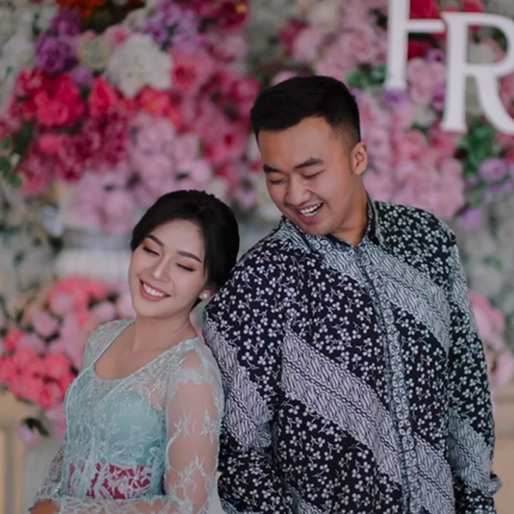 <p>Enggak hanya ucapan, Fay Nabila juga didoakan agar seluruh rencana baik setelah proses lamaran ini bisa berjalan dengan lancar. "Bismillah semoga lancar ya sayang @faynabilalxndr," tutur @rena****. (Foto: Instagram @faynabilalxndr)<br /><br /><br /></p>