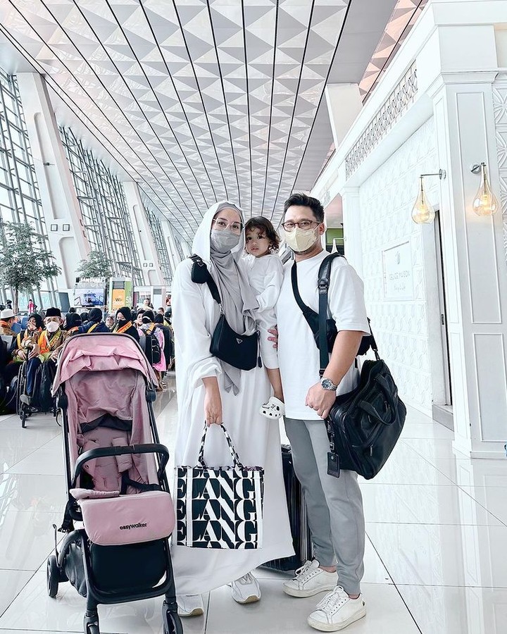 Merayakan ulang tahunnya yang ke-32, Dian Pelangi pergi umrah dengan keluarga kecilnya lho, Bun. Intip keharmonisan mereka dari potret berikut ini yuk, Bunda!