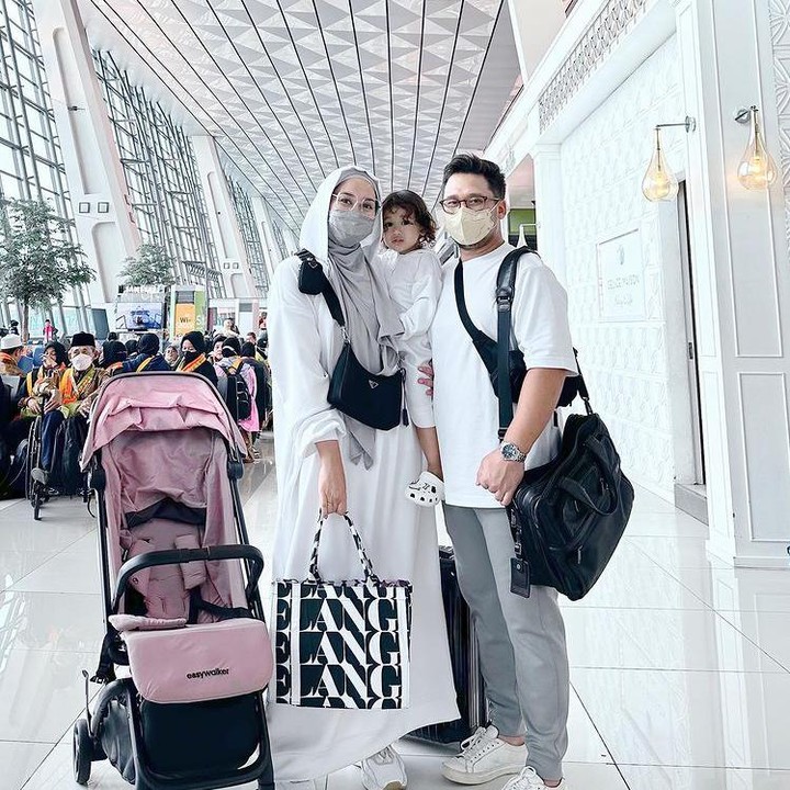 <p>"First post in 2023 Bismillah" tulis Dian di caption postingan Instagramnya. Mereka juga nampak membawa perlengkapan anak seperti stroller untuk membuat Rumi nyaman di perjalanan. (Foto: Instagram: @dianpelangi)</p>