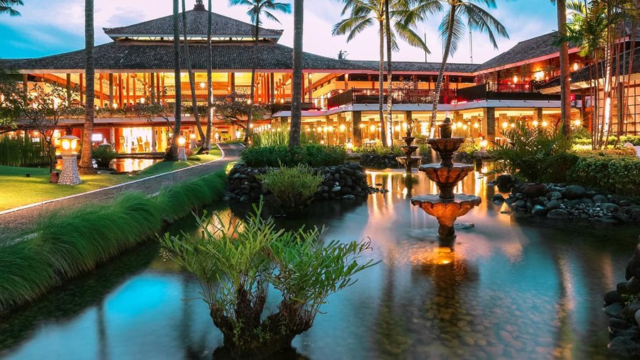 Penampakan taman Hotel Melia Bali pada malam hari.