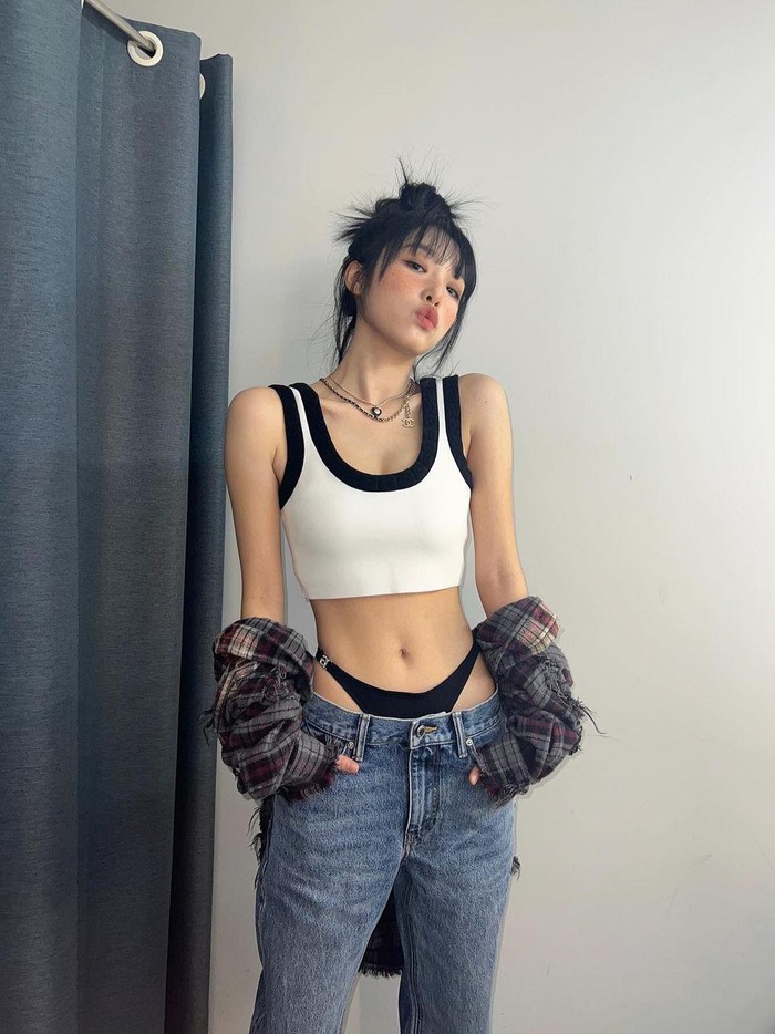 Ia memakai cropped tank top yang dipadukan dengan celana jeans model low-rise./ Foto: instagram.com/yena.jigumina