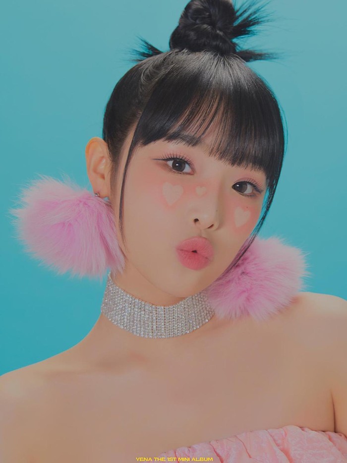 Idol K-Pop ini memang jauh berbeda dari sebelumnya. Baik saat Produce 48 dan kariernya bersama IZ*ONE, Yena lebih banyak menampilkan sisi manis. Begitu pula dengan pilihan outfitnya./ Foto: instagram.com/yena.jigumina