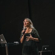 Punya Public Speaking Bagus, 5 Zodiak Ini Bisa Memikat Banyak Orang Cuma dari Ucapannya! Kamu Termasuk?