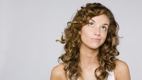 7 Cara Merawat Rambut Keriting agar Tak Kering dan Mengembang