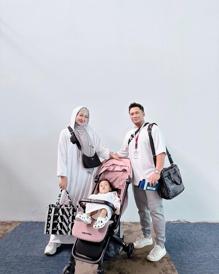 Merayakan ulang tahunnya yang ke-32, Dian Pelangi pergi umrah dengan keluarga kecilnya lho, Bun. Intip keharmonisan mereka dari potret berikut ini yuk, Bunda!