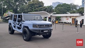 Pindad Maung Mau Dijual Dealer Mobil Mewah Bareng Tesla dan Ferrari