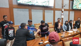 Korban Kanjuruhan: Kami Dibenturkan dengan Warga Surabaya di Sidang