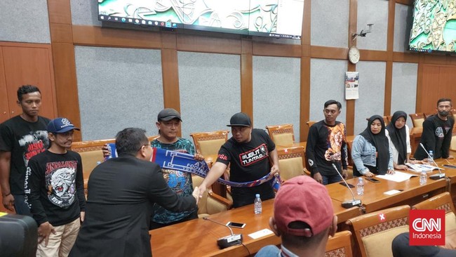 Sejumlah perwakilan korban Tragedi Kanjuruhan mengadu ke DPR karena merasa dibenturkan dengan suporter tim sepak bola Surabaya.