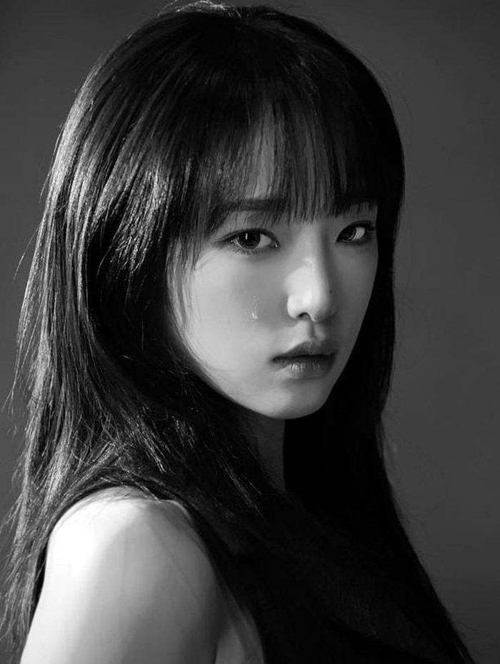 Lagu ini masuk dalam salah satu single di album barunya yang juga berjudul Love War. Tak hanya bernyanyi, Yena juga ikut berpartisipasi dalam menyusun dan menulis lirik di album barunya./ Foto: instagram.com/yena.jigumina