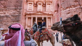 FOTO: Menatap Keajaiban Kota Kuno Petra di Yordania