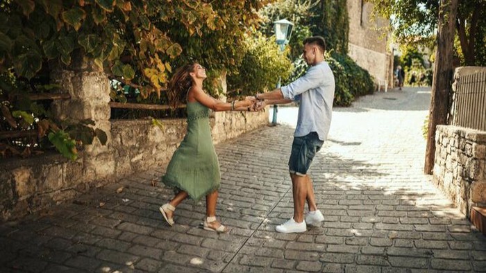 Alasan Pasangan Bertengkar Harus Berpegangan Tangan, Salah Satunya Bikin Tenang!