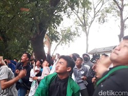 Aksi Tolak Perppu Cipta Kerja, Gedung DPRD Sumut Dilempari Telur dan Tomat