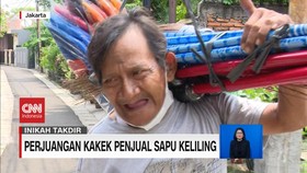 VIDEO: Memikul Beban, Mencari Rezeki Berjualan Sapu